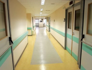 Σ. Αραβία: Νοσοκόμες «έπαιζαν» και ζούλαγαν το κεφάλι ενός νεογέννητου (βίντεο)